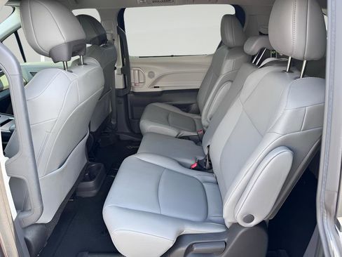 Used 2022 Toyota Sienna XLE w/ XLE Plus Package image 35