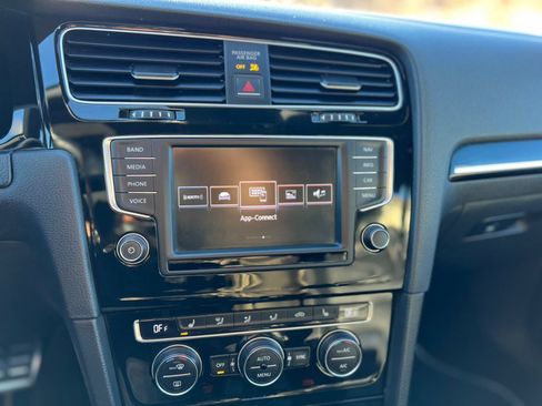 Used 2016 Volkswagen Golf 4-Door image 22