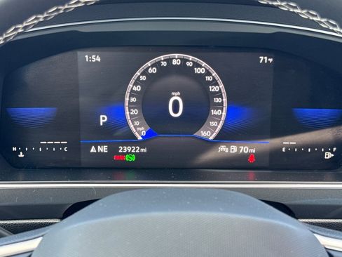 Certified 2023 Volkswagen Tiguan SE FWD image 25