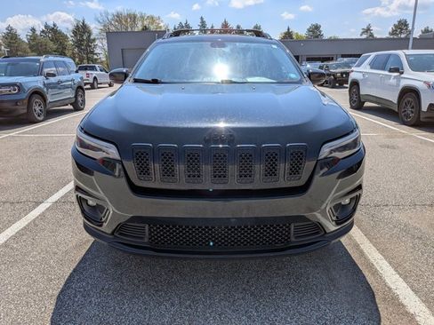 Used 2019 Jeep Cherokee Latitude Plus AWD/4WD image 2