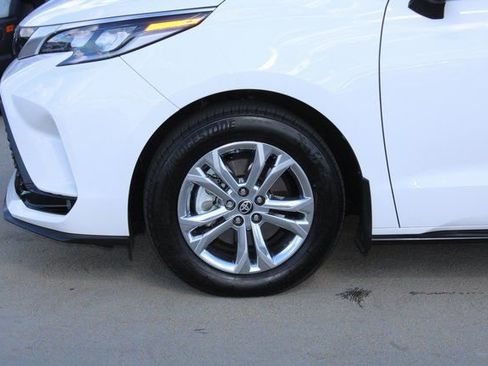Used 2023 Toyota Sienna XSE w/ XSE Plus Package image 4