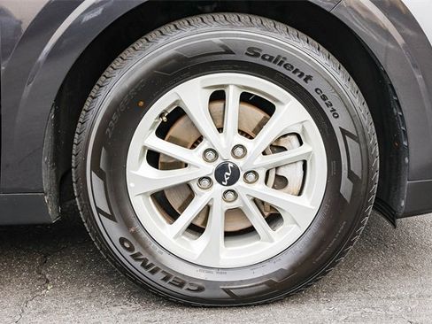 Used 2024 Kia Carnival LX image 9