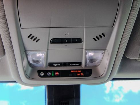 Used 2023 GMC Terrain SLT image 29