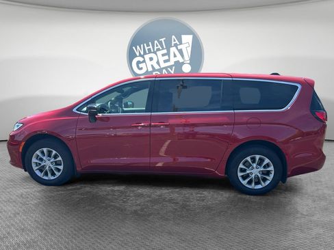 Certified 2025 Chrysler Pacifica Select AWD/4WD image 7