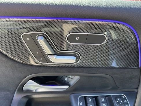 Used 2024 Mercedes-Benz GLB 250 image 11