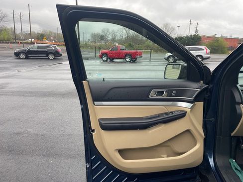 Used 2017 Ford Explorer XLT w/ Equipment Group 202A image 11