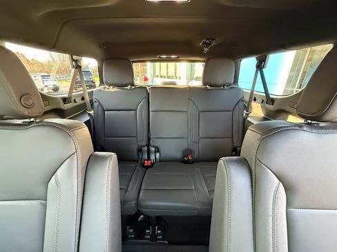 Used 2024 Chevrolet Suburban Z71 w/ Off-Road Capability Package image 30