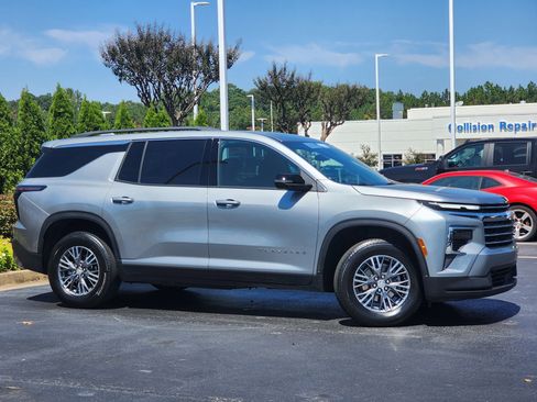 Used 2025 Chevrolet Traverse LT image 3