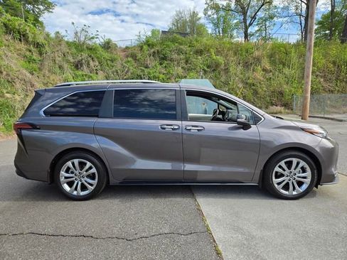 Used 2023 Toyota Sienna Platinum FWD image 9