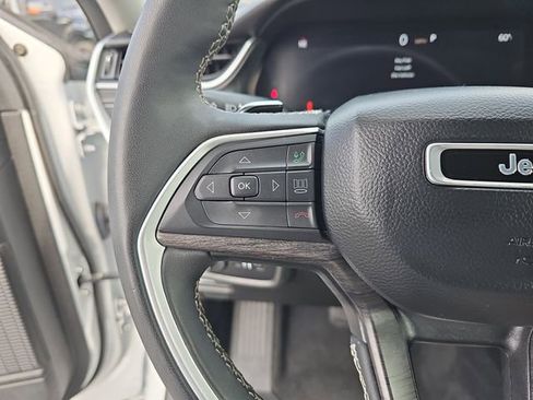 Used 2024 Jeep Grand Cherokee Limited image 17