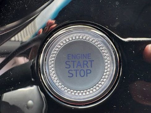 Used 2025 Genesis G70 2.5T image 21