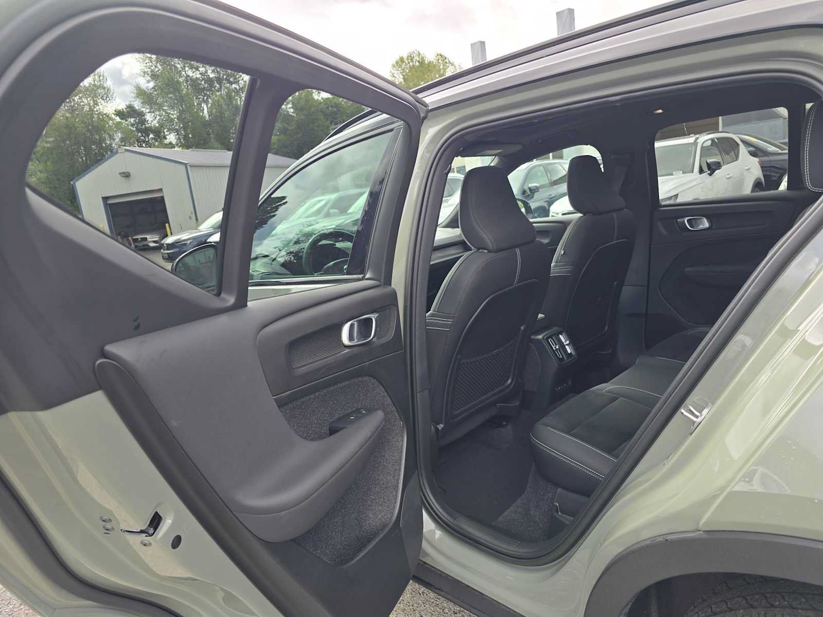 Used 2023 Volvo XC40 Recharge Plus w/ Protection Package Premier AWD/4WD image 17