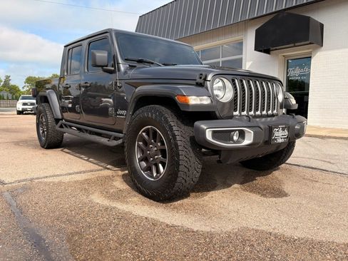 Used 2023 Jeep Gladiator Overland AWD/4WD image 2
