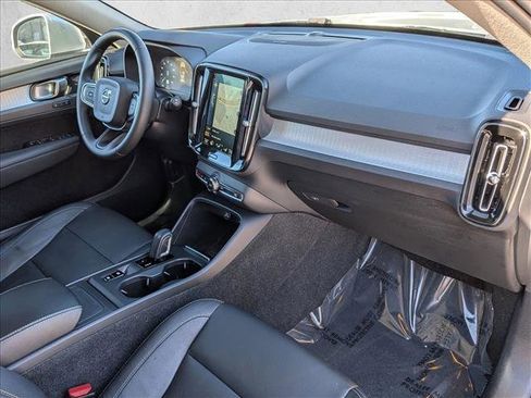 Used 2019 Volvo XC40 T5 Momentum image 25