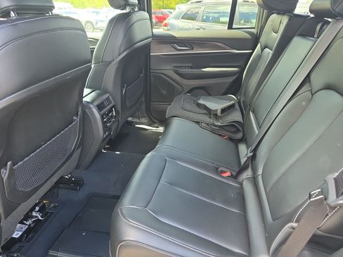 Used 2025 Jeep Grand Cherokee Limited AWD/4WD image 10