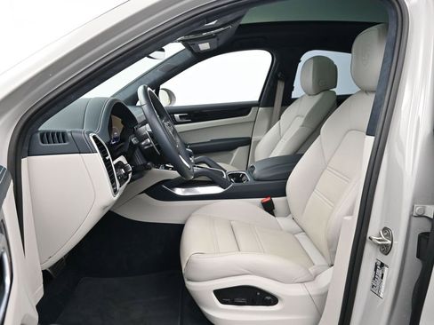 Used 2022 Porsche Cayenne Turbo S image 5