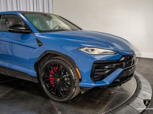 Used 2025 Lamborghini Urus SE image 2