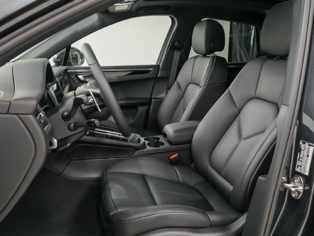 Certified 2026 Porsche Macan AWD/4WD image 5