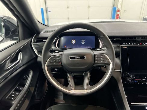 Used 2025 Jeep Grand Cherokee Altitude AWD/4WD image 11