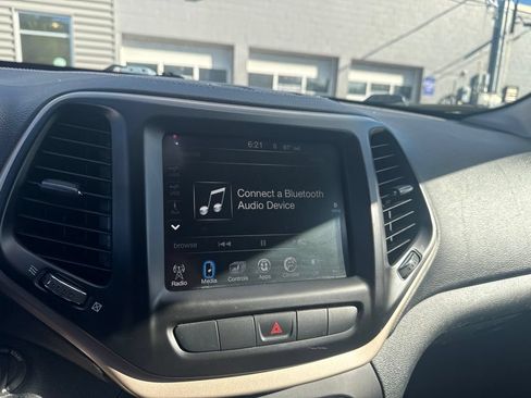 Used 2015 Jeep Cherokee Latitude w/ Cold Weather Group AWD/4WD image 12