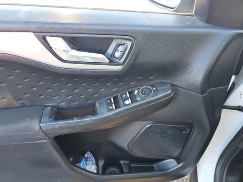 Used 2020 Ford Escape SE image 12