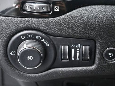 Used 2023 Jeep Cherokee Altitude Lux image 17
