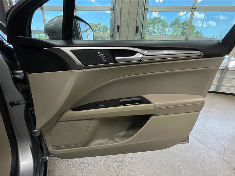 Used 2020 Ford Fusion SE FWD image 28