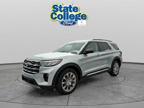 Used 2025 Ford Explorer Active w/ Active Comfort Package image 5