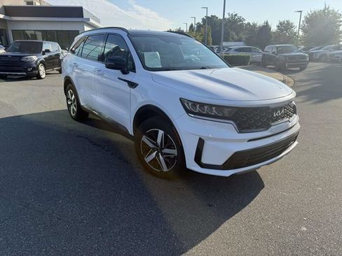 Certified 2023 Kia Sorento S w/ Panoramic Sunroof Package FWD image 3
