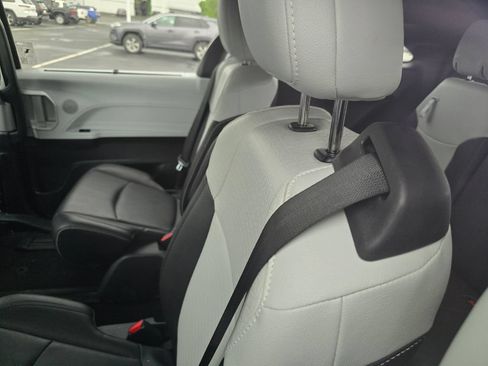 Used 2025 Toyota Sienna XSE AWD/4WD image 21