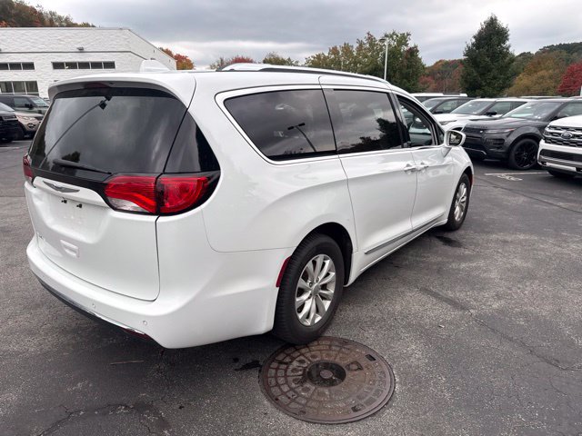 Used 2018 Chrysler Pacifica Touring-L FWD image 6