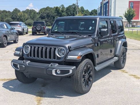 Used 2025 Jeep Wrangler Unlimited Sahara AWD/4WD image 7