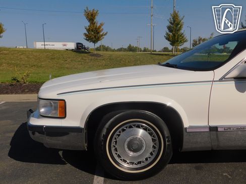Used 1995 Cadillac Fleetwood Brougham RWD image 26