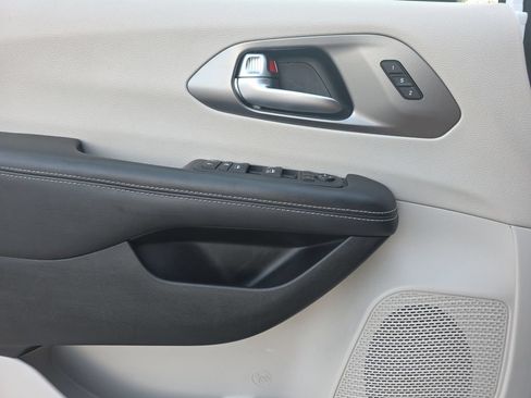 Used 2023 Chrysler Pacifica Touring-L FWD image 23