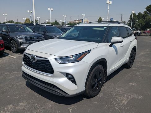 Used 2022 Toyota Highlander XLE AWD/4WD image 10
