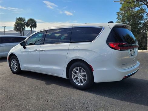 New 2026 Chrysler Pacifica Select image 5
