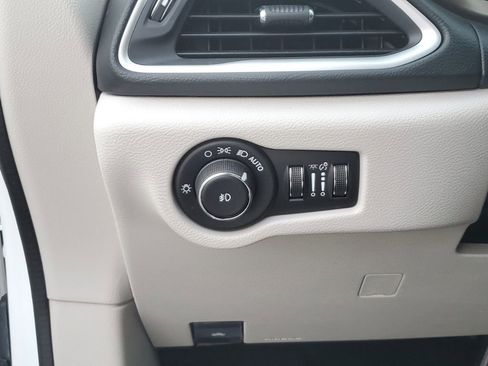 Used 2018 Chrysler Pacifica Touring Plus image 18