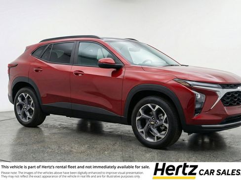 Used 2025 Chevrolet Trax LT FWD image 1