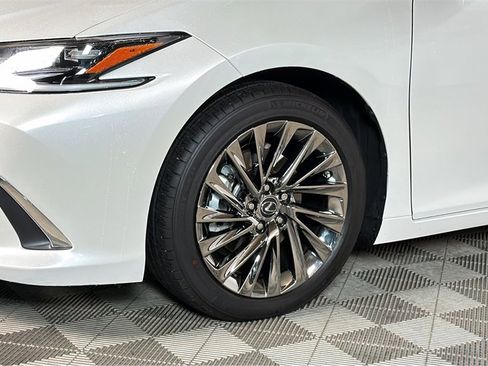 Certified 2025 Lexus ES 350 Ultra Luxury w/ Accessory Package (Z2) image 4