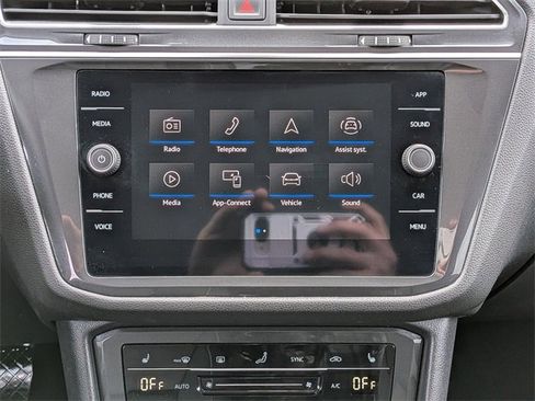 Certified 2023 Volkswagen Tiguan SE w/ Panoramic Sunroof Package image 18