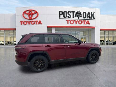 Used 2024 Jeep Grand Cherokee Altitude image 3