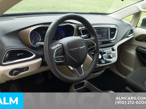 Used 2023 Chrysler Voyager LX FWD image 6
