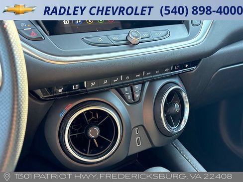 Used 2025 Chevrolet Blazer LT FWD image 10