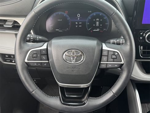 Used 2024 Toyota Highlander Limited image 13