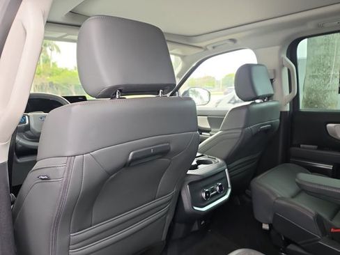 Used 2025 Ford Expedition Active image 13