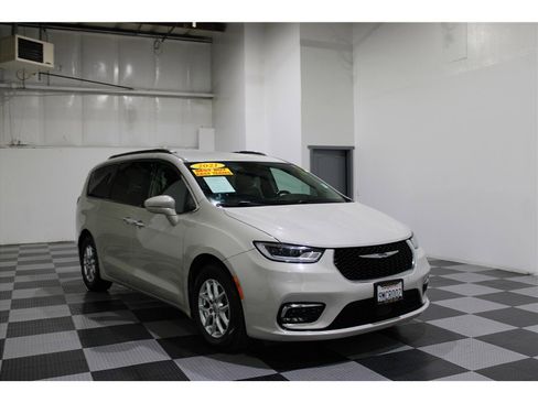 Used 2021 Chrysler Pacifica Touring-L image 3