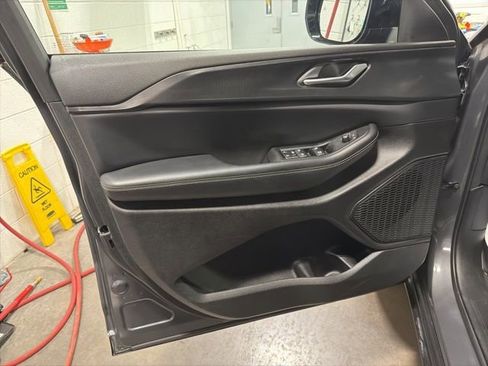 Used 2023 Jeep Grand Cherokee Altitude image 7