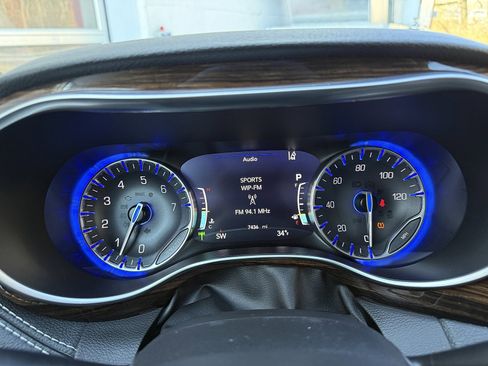 Used 2023 Chrysler Pacifica Limited w/ Uconnect Theater Family Group image 20