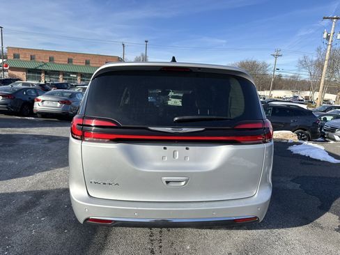 Used 2024 Chrysler Pacifica Touring-L image 7