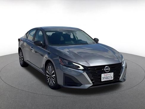 Used 2025 Nissan Altima 2.5 SV FWD image 3